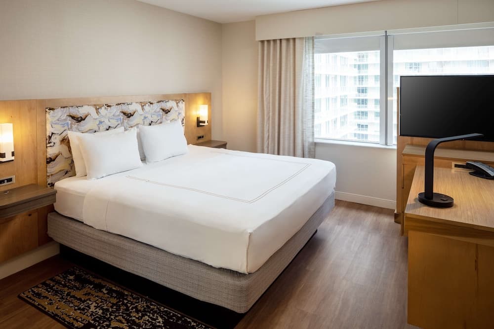 Elite Room, 1 King Bed, Accessible (Roll-in Shower)