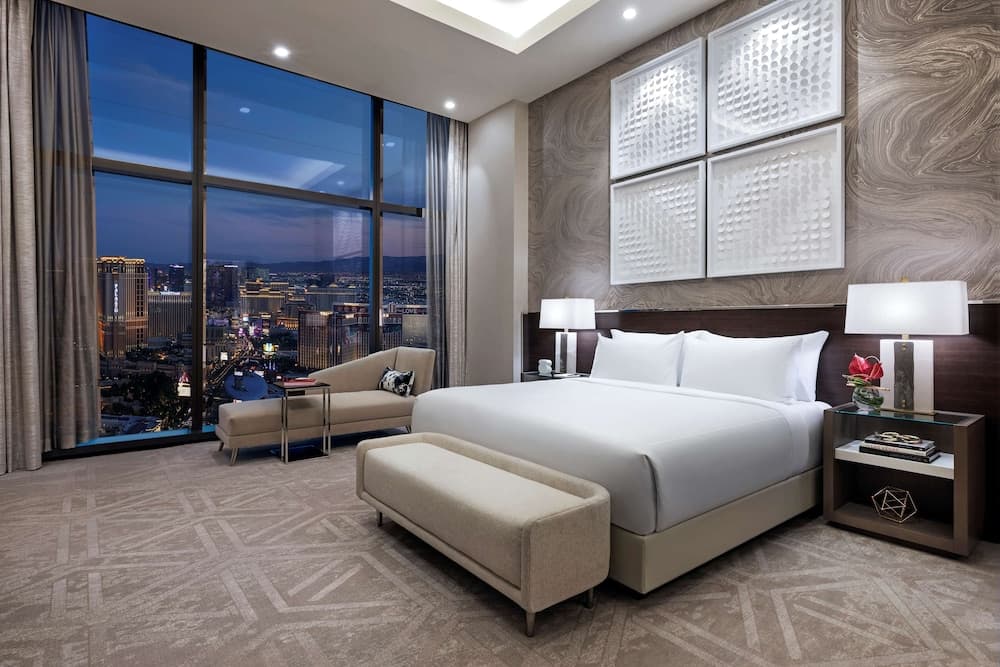 Suite, 1 Bedroom, City View (1 King Bed)