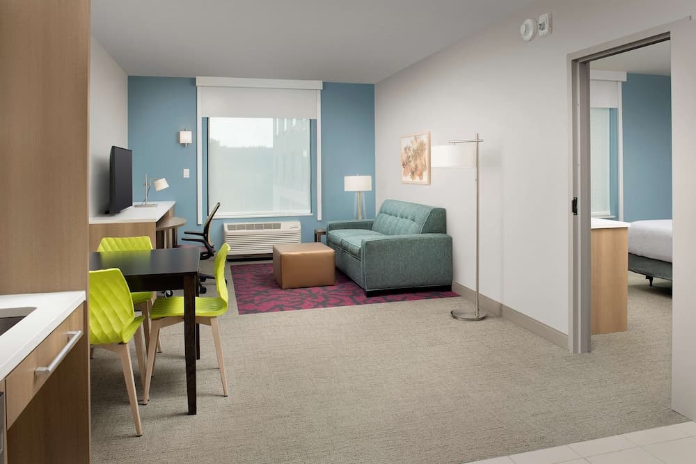 Suite, 1 King Bed, Accessible, Non Smoking (Hearing)