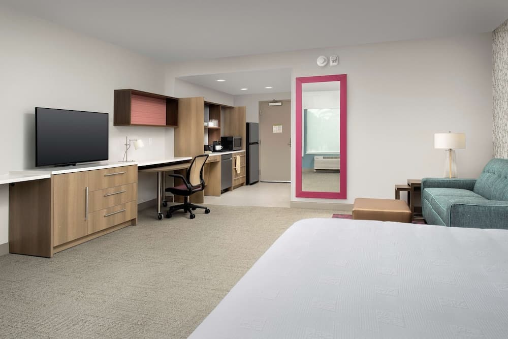 Studio, 1 Queen Bed, Accessible, Non Smoking (Roll-In Shower)