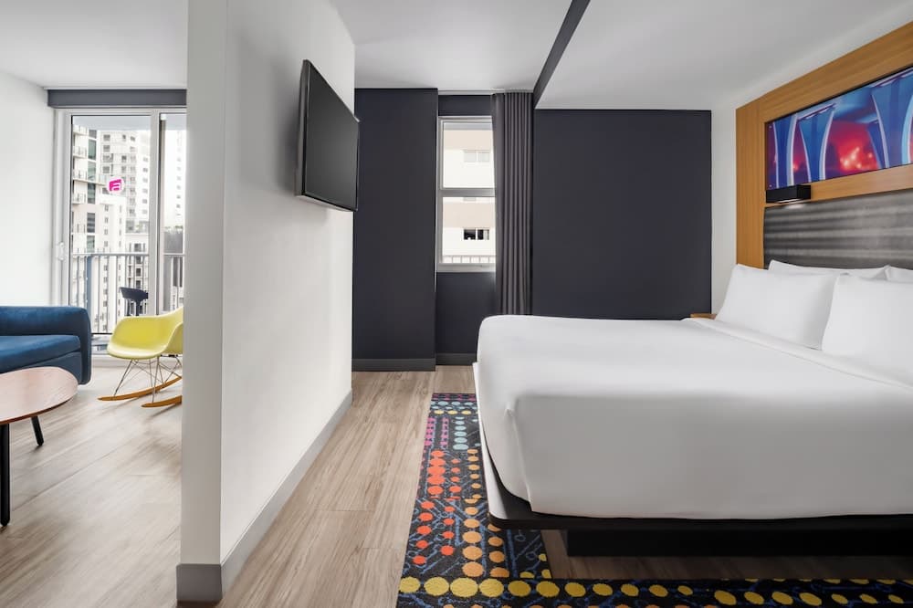 Room, 1 King Bed, City View (Mobility/Hearing Access, Roll-in Shwr)
