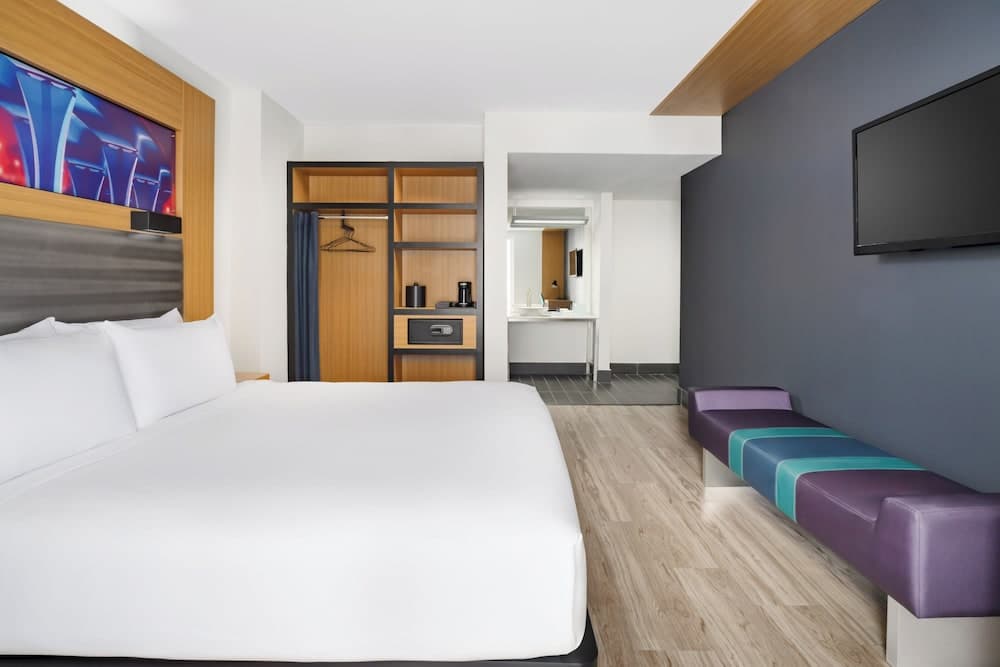 Room, 1 King Bed, City View (Balcony)
