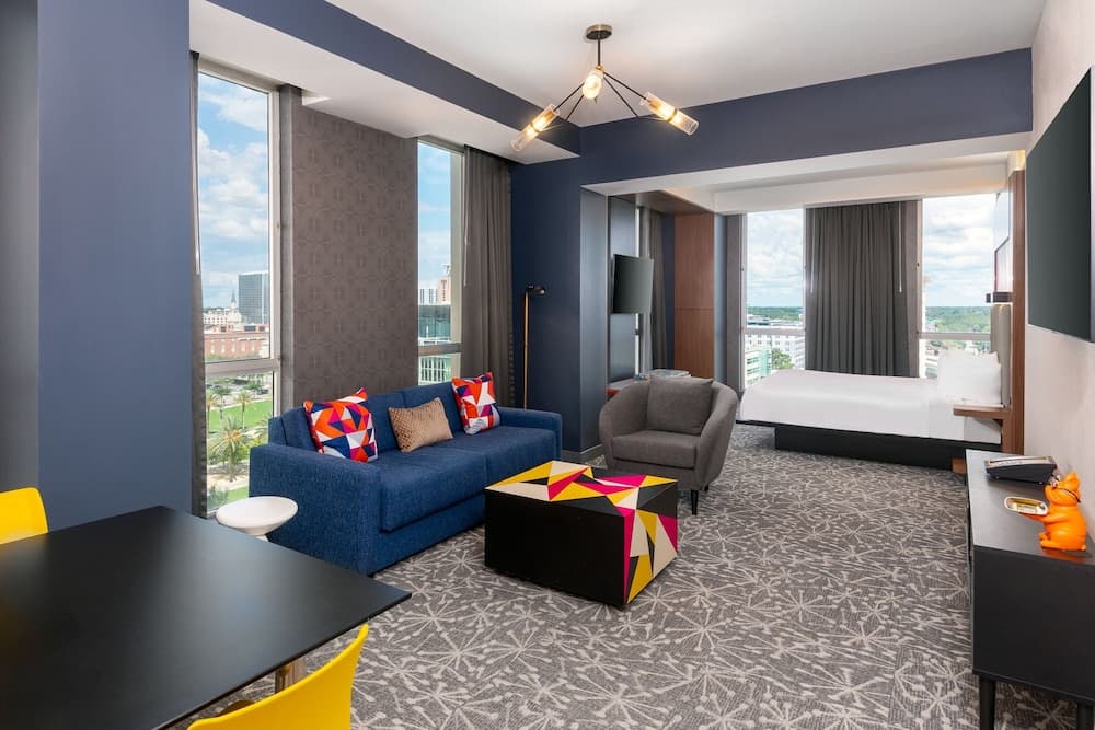 Suite, 1 King Bed, Corner