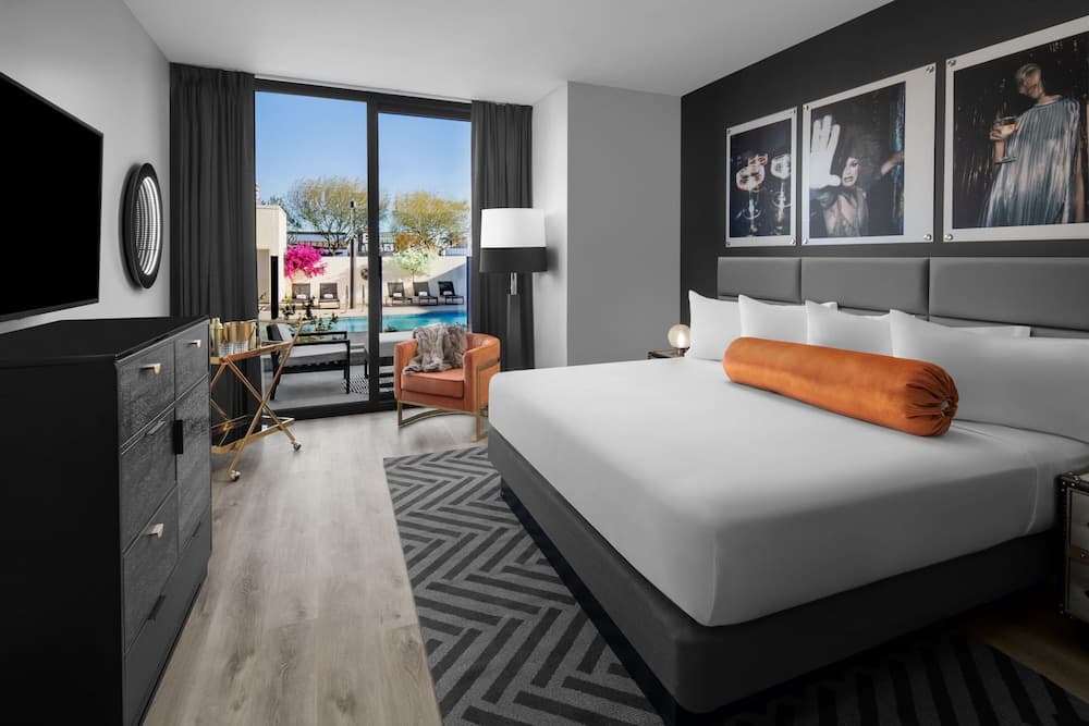 Room, 1 King Bed, Patio, Poolside (View)