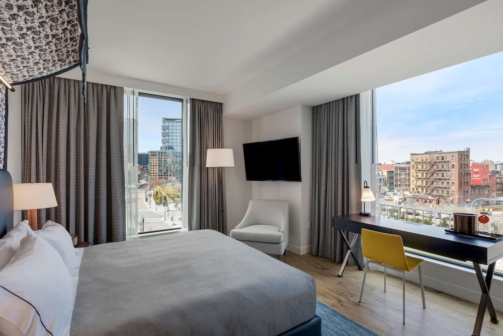 Room, 1 King Bed, Corner