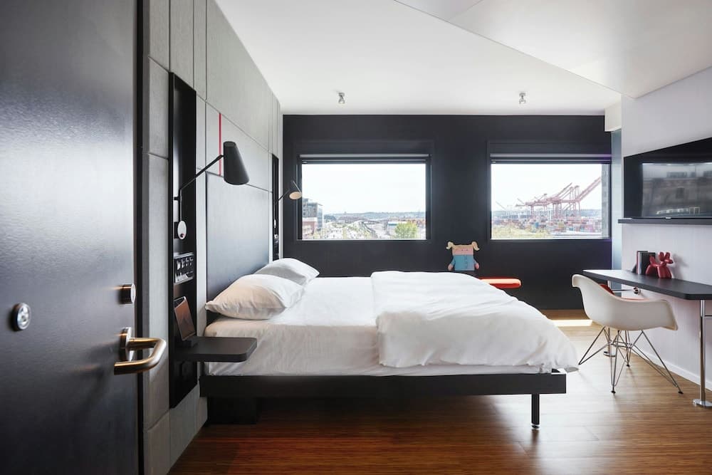 Room, 1 King Bed (Mobility Accessible, Roll-In Shower)