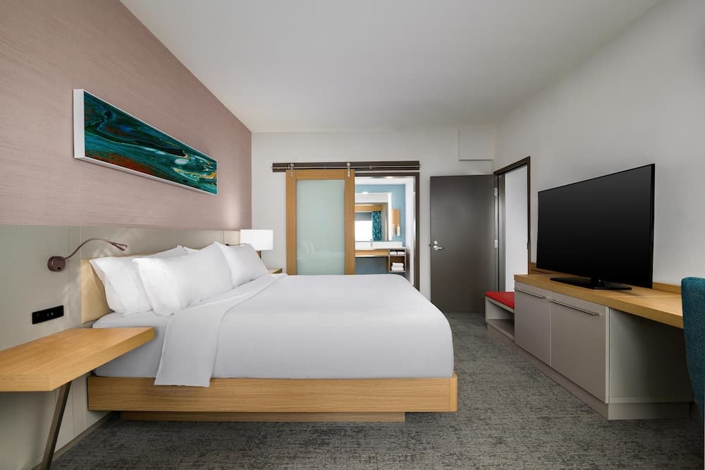 Suite, 1 King Bed (Hearing)
